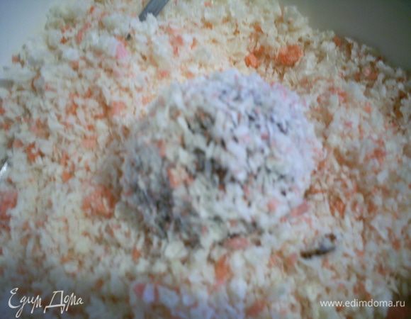 Аккуратно ставим печеньку в емкость с вафлями и щедро обсыпаем крошкой. Вафли  слегка прижимаем к поверхности "трюфеля", чтобы они прилипли.