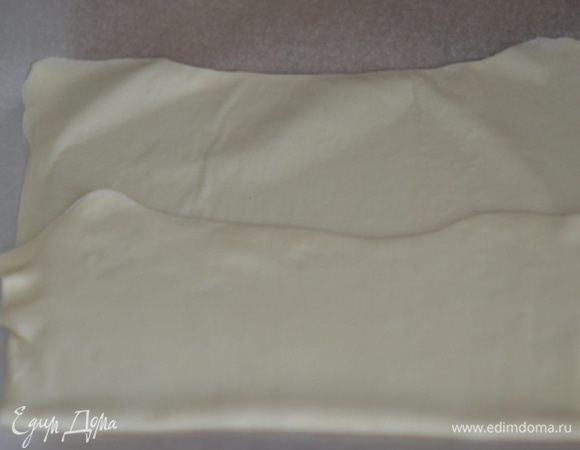 Тесто разделить на 2 части.Каждую часть раскатать как можно тоньше,сложить в 3 слоя и переместить на 20 мин. в холодильник