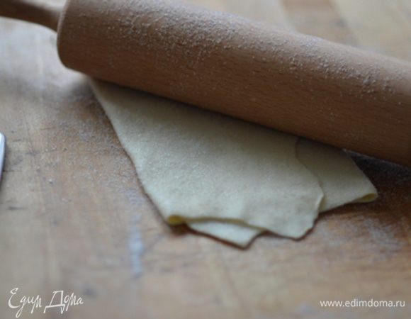 СЛожить лист в 3 слоя,опять раскатать немного.То же самое проделать и со второй частью теста.
