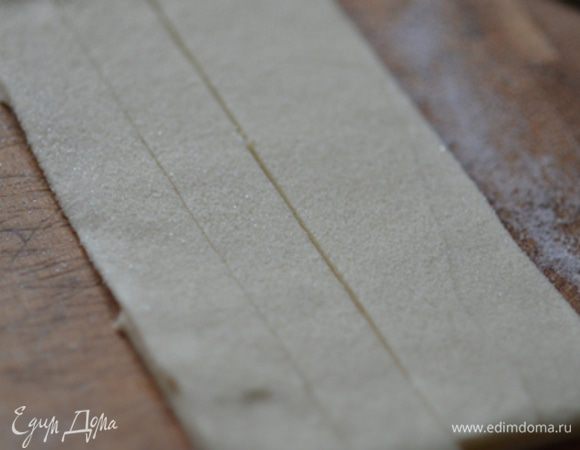 На первую часть положить вторую,разрезать тесто по середине.Затем каждую полоску разрезать по середине