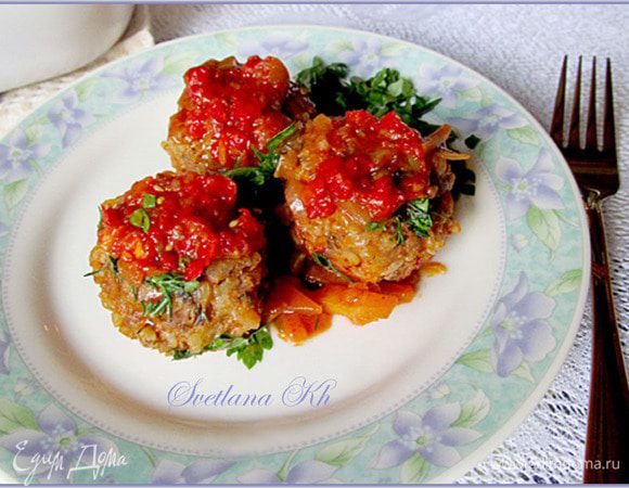 Залейте тефтели и поставьте в духовку на 35–40 минут. Сметану по желанию добавьте уже в тарелки.