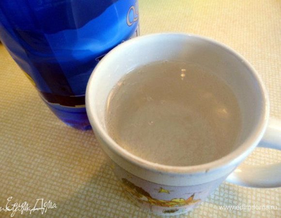 Отмеряем 350 мл газированной воды комнатной температуры.