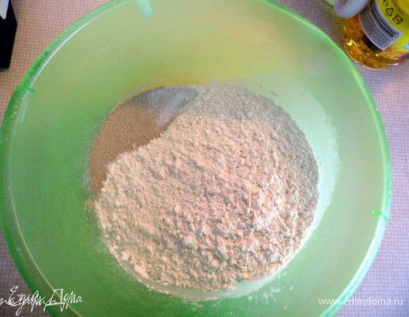 Просеиваем в миску муку и насыпаем сахар, соль и дрожжи.
Внимание!!! Сахар из рецептуры совсем не удалять!