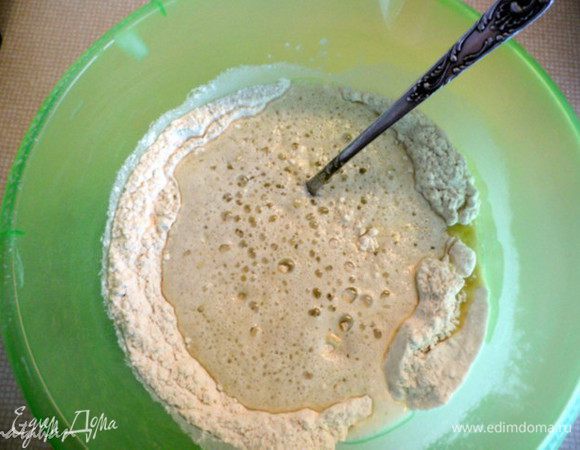 В миске всё смешиваем, делаем в середине углубление, в которое выливаем газировку и растительное масло. 