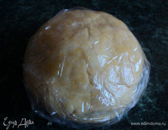 Обернуть тесто пищевой пленкой и положить в холодильник на 30 мин.