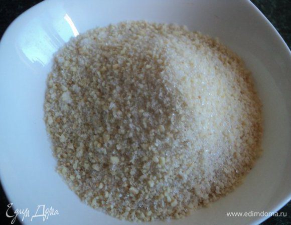 Миндаль залить горячей водой на 15 мин, затем снять с него кожицу. Очищенный миндаль подсушить на сковородке, но не поджаривать. Охладить и измельчить в блендере в муку. 