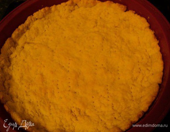 Тесто распределить руками по дну и стенками формы Ф 26см с небольшими бортиками. Наколоть вилкой, поставить в духовку и печь 15мин при температуре 180 градусов до золотистого цвета. Готовую основу охладить.