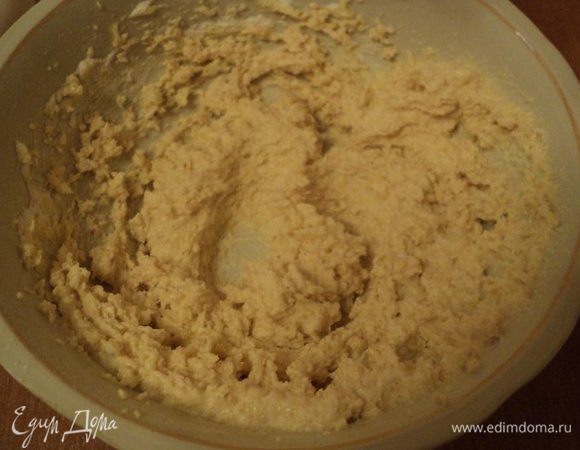 Приготовим франжипан: размягченное масло взбить с сахарной пудрой, добавить постепенно миндальную муку. Затем, взбивая на маленькой скорости, ввести по одному 
яйца.
