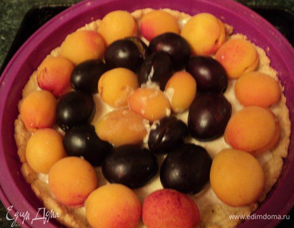 На песочную основу выложить немного франжипан, сверху уложить фрукты.