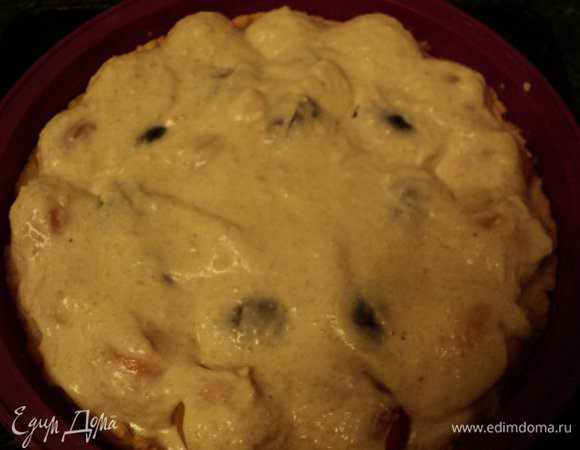 Сверху выложить остальное миндальное тесто.