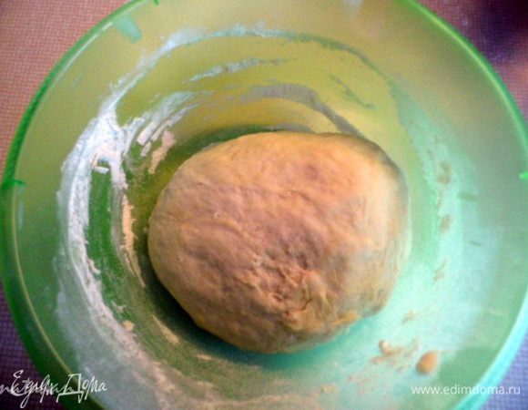 Вымешиваем мягкое тесто.