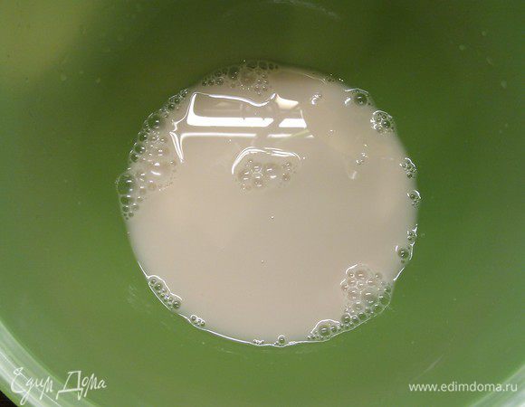 В теплой воде растворить дрожжи с сахаром и хорошо перемешать, чтобы дрожжи полностью растворились.