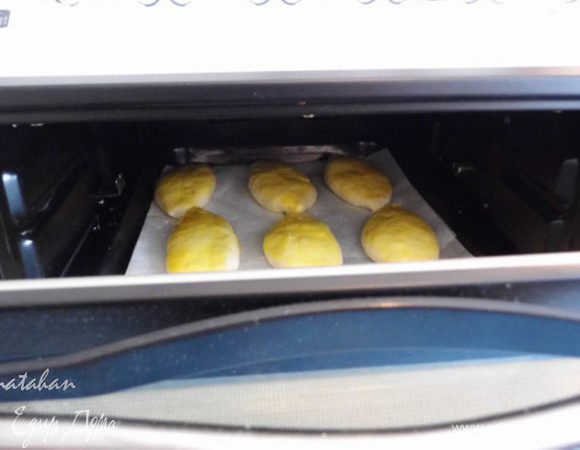 Противень ставим в приоткрытую духовку нагретую до 150* на 5-7 минут,..