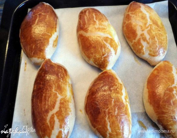 ..затем закрываем дверцу духовки и печём пирожки минут 20 при температуре 180 * Выкладываем пирожки на решётку, укрываем льняной салфеткой на 15 минут и всё готово. Можно пробовать!