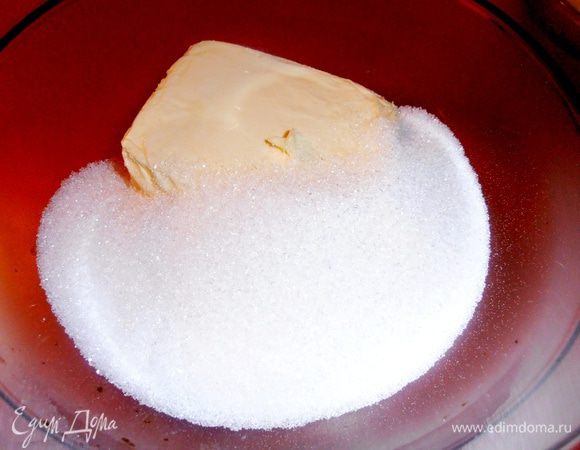 Масло комнатной температуры растираем с сахаром (я брала стакан, тогда они не приторные получаются!).