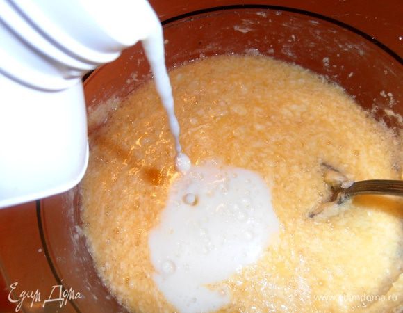 Вливаем простоквашу (или кефир).