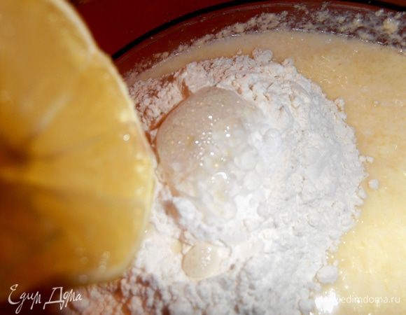 Теперь очередь соды, гашенной лимонным соком. Одна повариха меня учила, что соду нельзя соприкасать с яйцами напрямую (иначе выпечка плохо поднимется!), с тех пор я стараюсь ввести ее в муку...