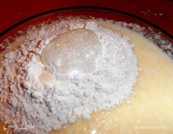 Подождем, когда вся сода пропузырится, тогда перемешиваем!