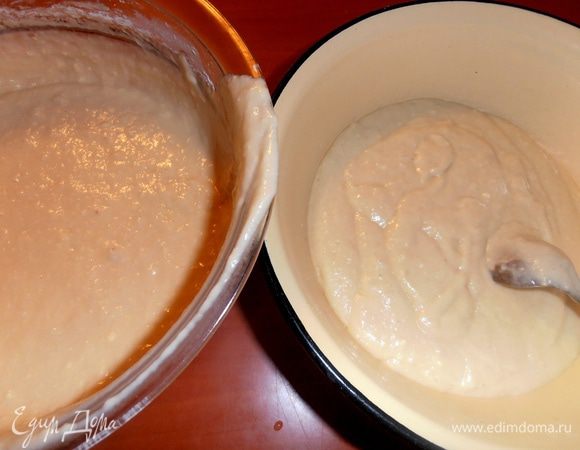 Делим тесто на две равные части, если вкусы Вашей семьи, как и моей, различаются...