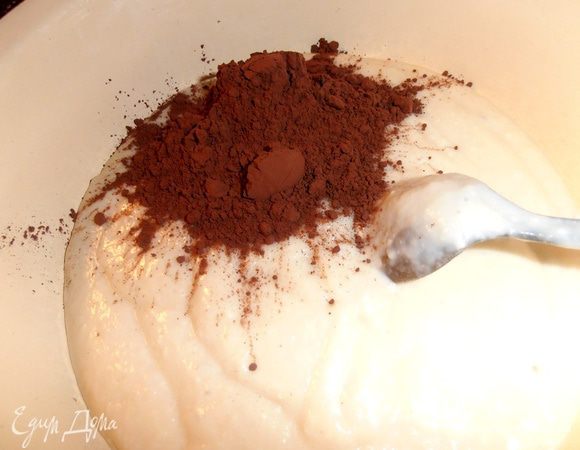 В одну часть вводим 2 ч. л. какао с горкой, другую отложим для ягодных кексов!