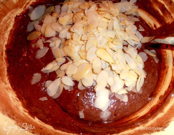 Щедро посыпаем миндальными хлопьями...