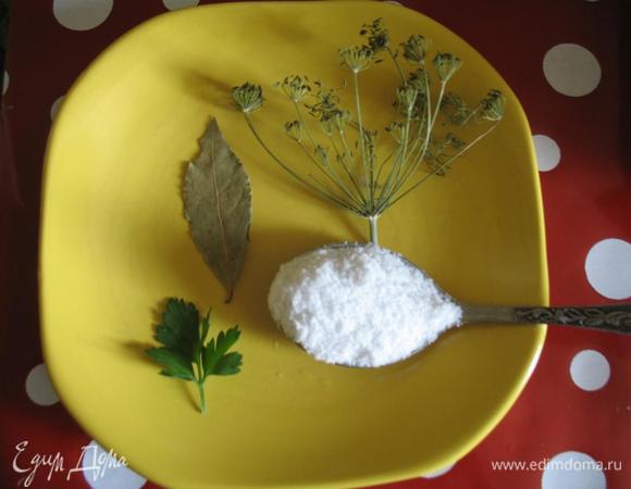 Плотненько наполнили банку, теперь добавляем соль и сахар. Кладем 1 столовую ложку соли с небольшой» горкой».