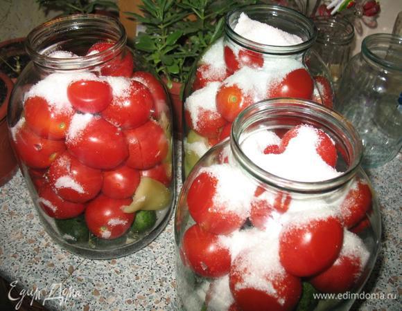 Затем 5 столовых ложек сахара тоже с небольшой горкой ( как на предыдущем  фото). Вот как выглядят банки: 
