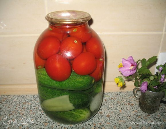 Заливаем готовую банку крутым кипятком, кладем сверху нашу прокипяченную крышку, ставим таймер на 15 -17 минут.