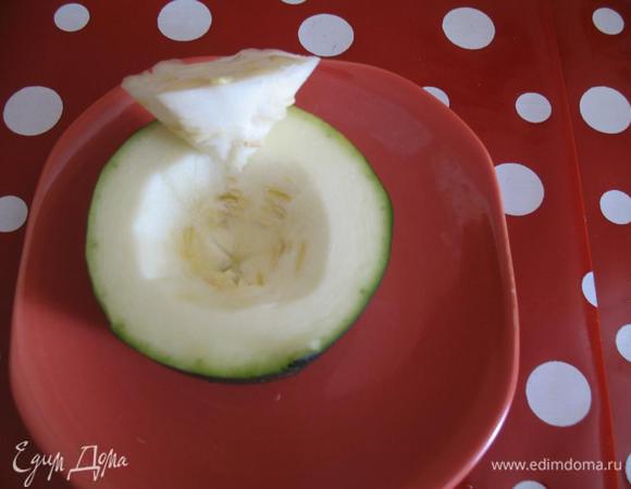 С помощью ножа вырезаем серединку в виде конуса