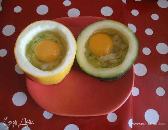 В каждый «бочонок» цуккини закладываем несколько ложек картофельного пюре, выпускаем яйцо, солим, перчим по вкусу и посыпаем мелко нарезанной зеленью 

