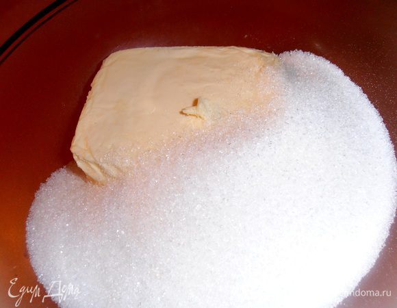 Растираем сахар с маслом комнатной температуры.