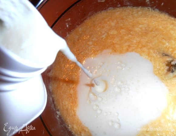 Вливаем простоквашу (или кефир).