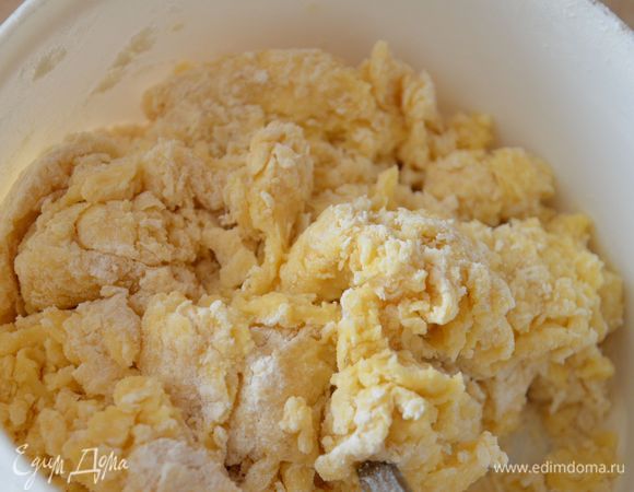 Замесить тесто, сначала вилкой, а затем на рабочей поверхности. Переложить тесто в пищевую пленку и отправить в холодильник на 1 час.