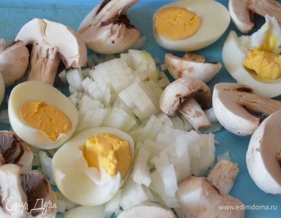 Лук очистить и мелко нарезать. Грибы очистить и мелко нарезать. Яйца очистить и мелко порубить.