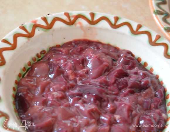 Печенку мелко нарезать.