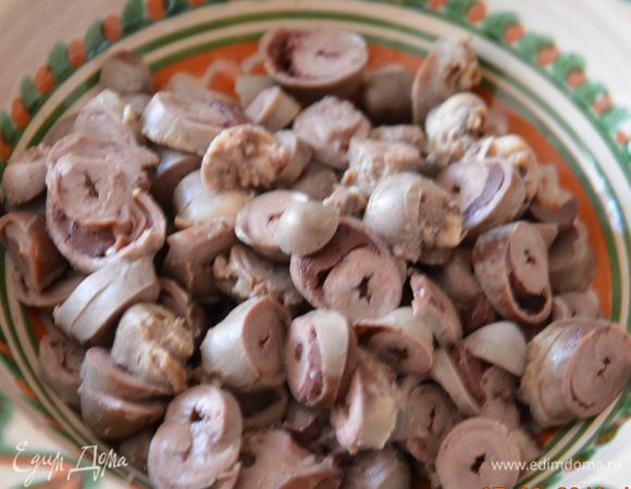 Готовые, вареные сердечки нарезать кружочками.