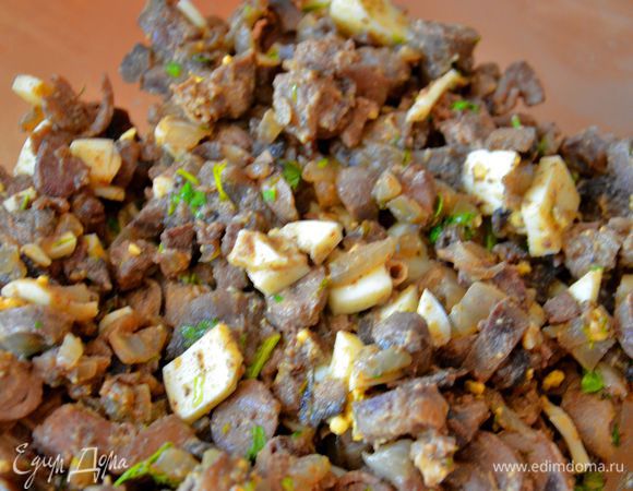 Обжарить на растительном (оливковом) масле лук, затем добавить грибы. Обжаривать до мягкости лука,добавить печенку. Обжаривать до готовности. Затем снять с огня,добавить сердечки, яйца, рубленную зелень, соль и перец. Тщательно перемешать. 