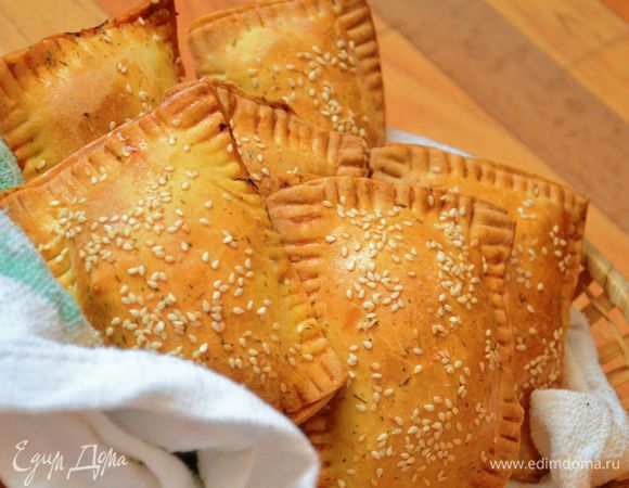 Выпекать в заранее разогретой до 180 С духовке около 25-30 минут. Подавать к обеду, к супам. Приятного аппетита.