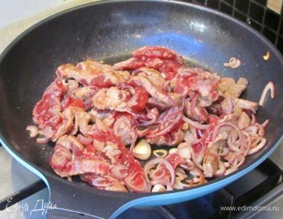 Мясо и лук нарезать соломкой.
