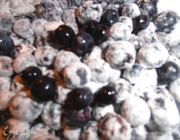 Чернику перемешиваем со столовой ложкой муки или крахмала.