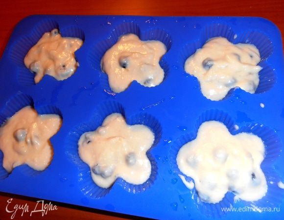 Силиконовую форму, согласно инструкции, споласкиваем холодной водой и заполняем тестом на 2/3