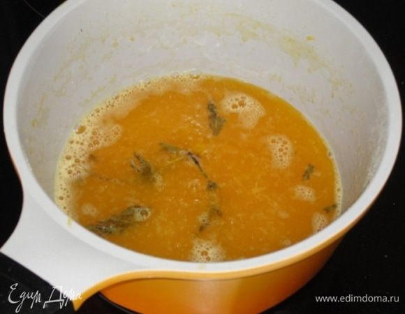 Смешать яйцо со сливками, посолить, поперчить, взбить венчиком.

