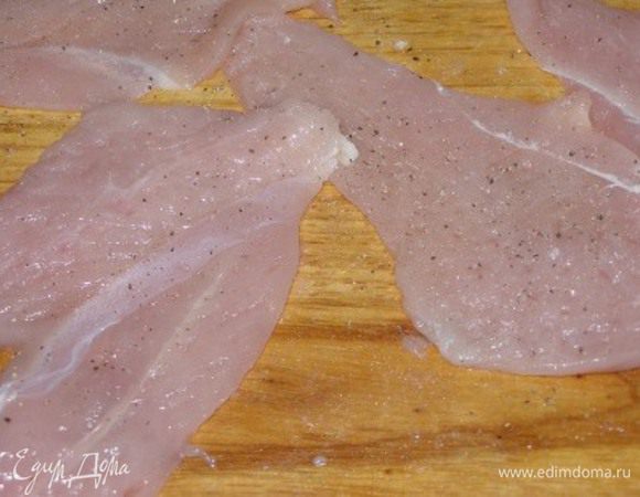 Куриные грудки слегка отбить, нарезать ломтиками. Обвалять в  муке, затем смочить в льезоне (смесь яиц и сливок). Запанировать в  сухарях.
