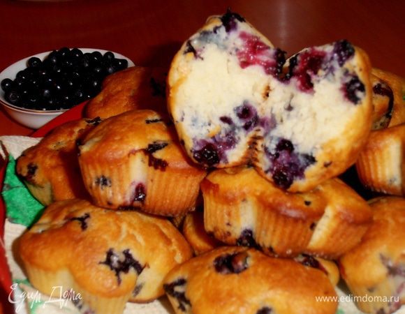 Из второй половины теста будем печь кексы с ягодкой!(http://www.edimdoma.ru/retsepty/44928-keksy-s-chernikoy-na-prostokvashe)