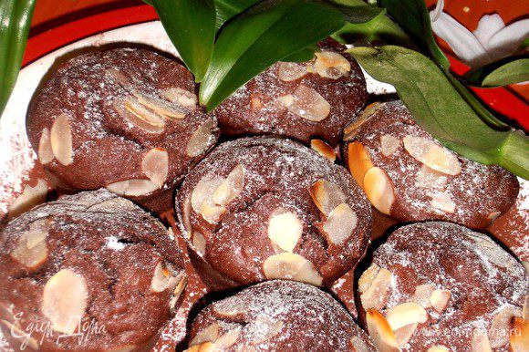 Вторая половина теста ушла на шоколадные кексы (http://www.edimdoma.ru/retsepty/44925-shokoladnye-keksy-s-mindalem)