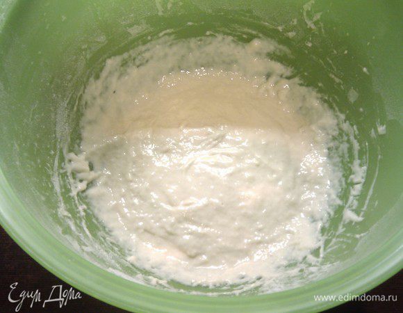 Ввести муку, вымесить  и оставить опару подниматься в теплом месте на 30 минут.