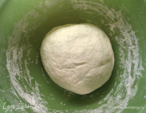 Растопить сливочное масло, немного остудить и влить в тесто масло и  тёплое молоко. Постепенно добавляя муку, вымесить тесто. Оно не должно прилепать к рукам, но должно быть слегка влажным на ощупь. Оставить тесто подниматься, пока его объём не увеличится вдвое. 