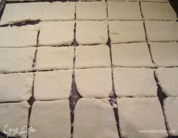 Раскатать тесто  в пласт и нарезать на квадратики. 