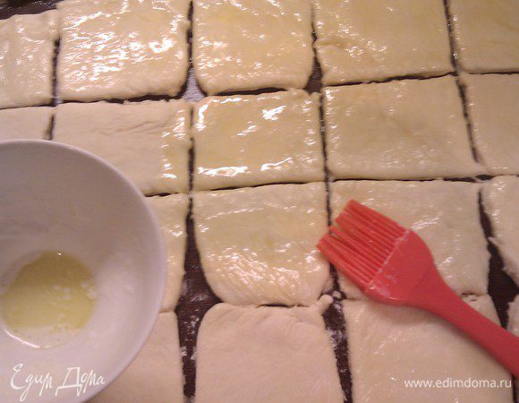 Смазать квадратики растопленным сливочным маслом