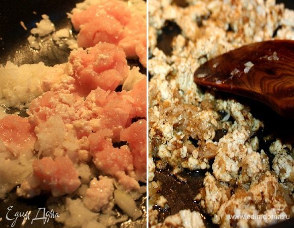 Фарш, чеснок и лук (я измельчаю все в блендере, но не в пюре) обжарить на растительном масле. Добавить растертые в ступке специи, посолить.